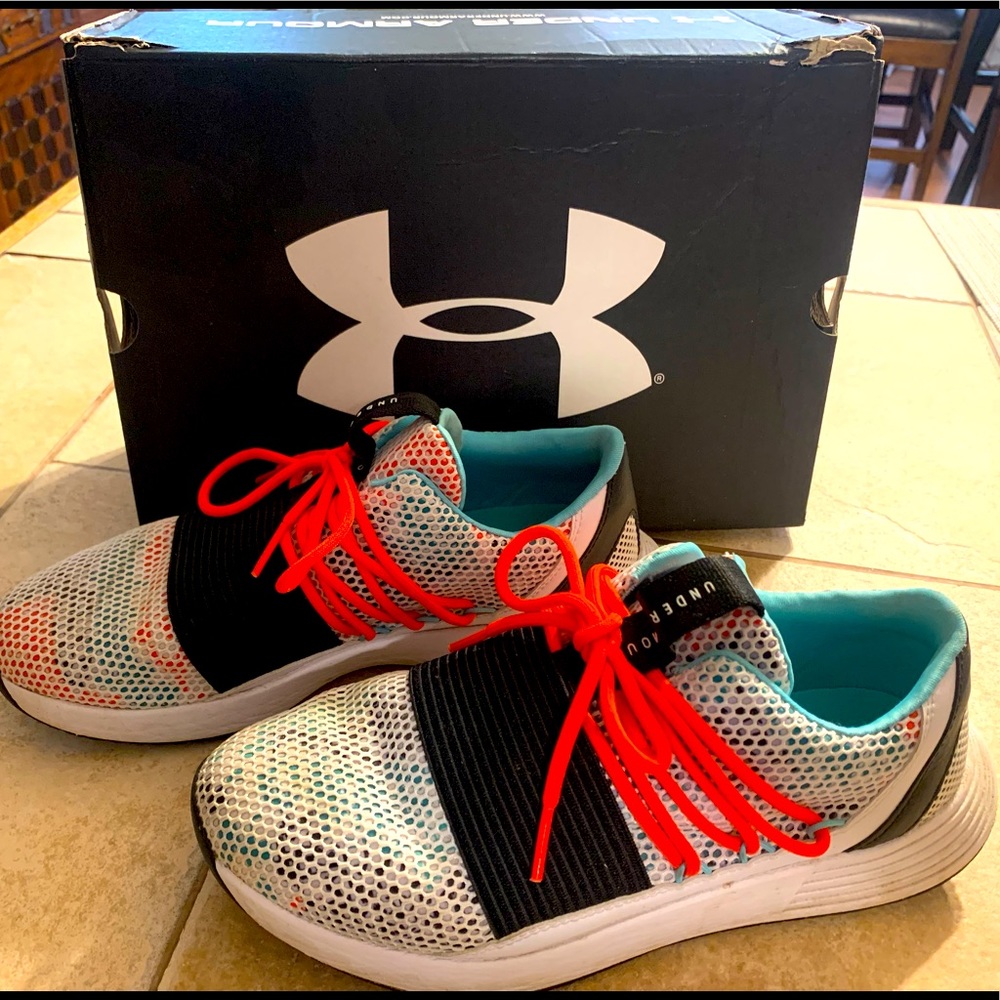 Barely worn under armor tennis shoes